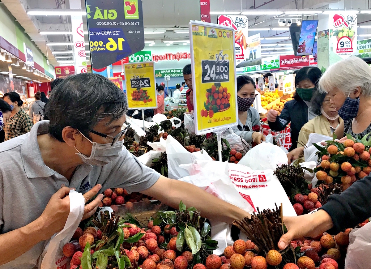 Đa dạng kênh phân phối để giúp trái vải thiều thoát được mùa mất giá .