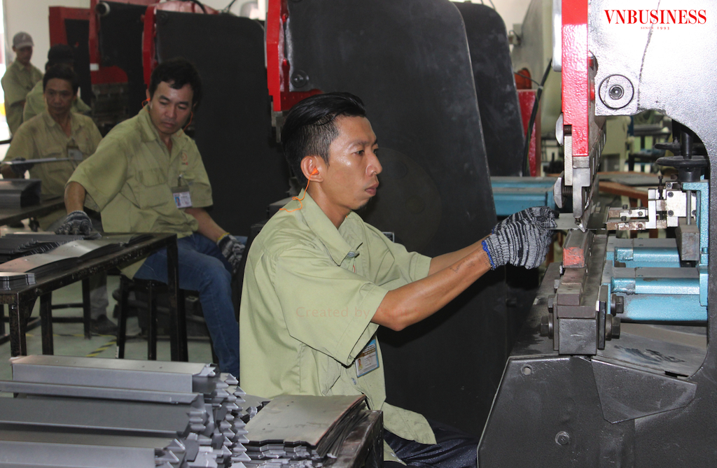 Giá thành sản phẩm tăng cao, lại đối mặt “phí chồng phí” đang ảnh hưởng đến sức cạnh tranh của các DN Việt.