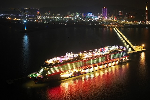 Tàu du thuyền 5 sao cập Cảng tàu khách quốc tế Hạ Long.