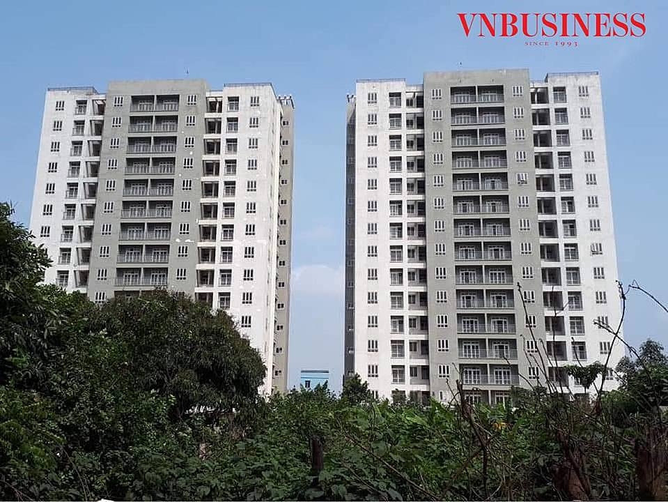 Trên đường Khuyến Lương, phường Trần Phú, quận Hoàng Mai, đã nhiều năm nay người dân đã quen mắt với việc 2 toà chung cư đứng sừng sững nhưng không có người ở.