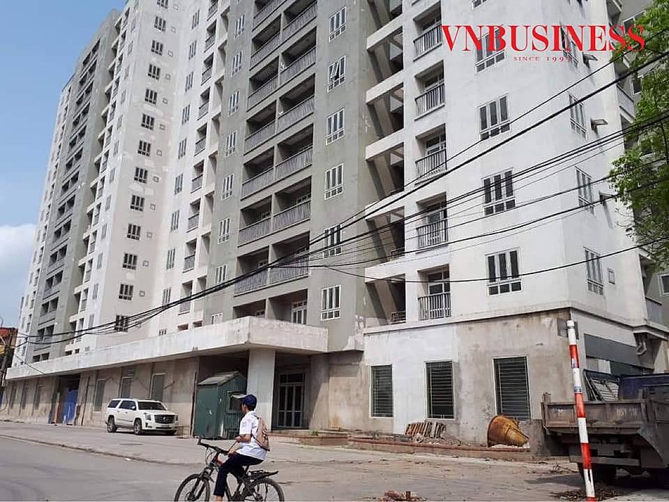 Theo khảo sát của phóng viên VnBusiness, nhìn cảm quan bề ngoài dự án này cơ bản đã hoàn thiện từ lâu. Bên ngoài sơn tường đã có vài vết bong tróc, cửa sổ và cửa ra vào vẫn đóng im ỉm, cho thấy không có người qua lại.