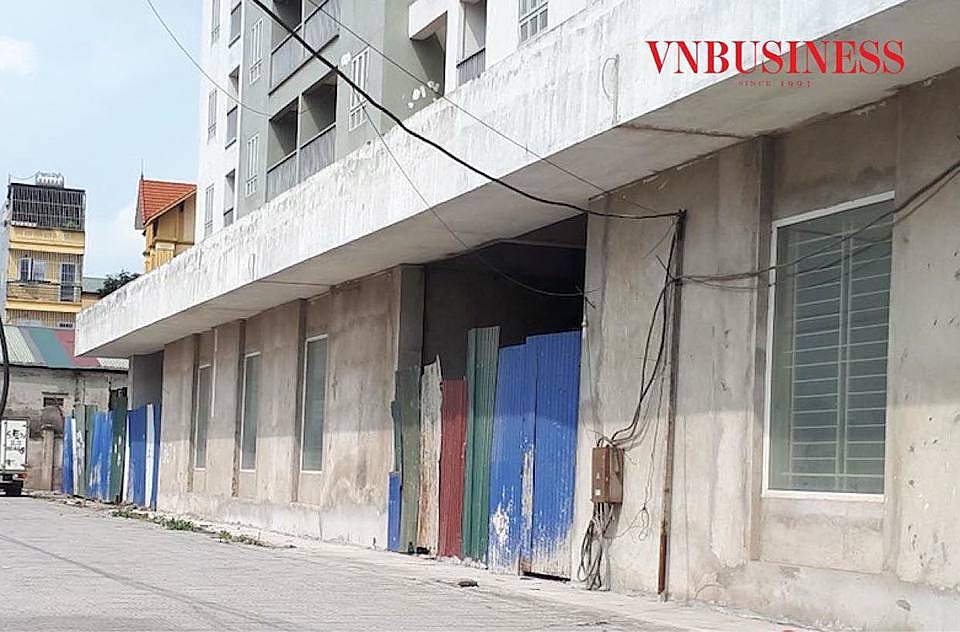 Thậm chí ngay sảnh tầng 1, lối đi chính của toà nhà bị quây tôn kín mít, cỏ bắt đầu mọc bên lối đi.