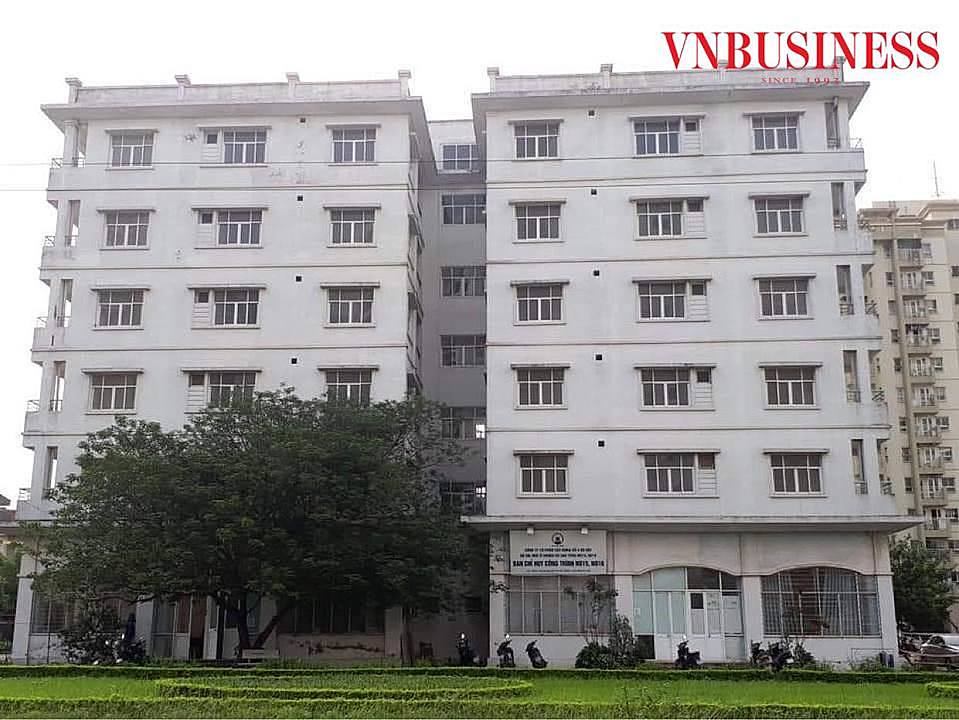 Đáng tiếc hơn là dự án nhà ở tái định cư thuộc khu đô thị Sài Đồng, phường Phúc Đồng, quận Long Biên đã bỏ hoang gần chục năm nay. Tòa nhà này lại nằm ở khu đất đắc địa, ngay trong khu đô thị mới.