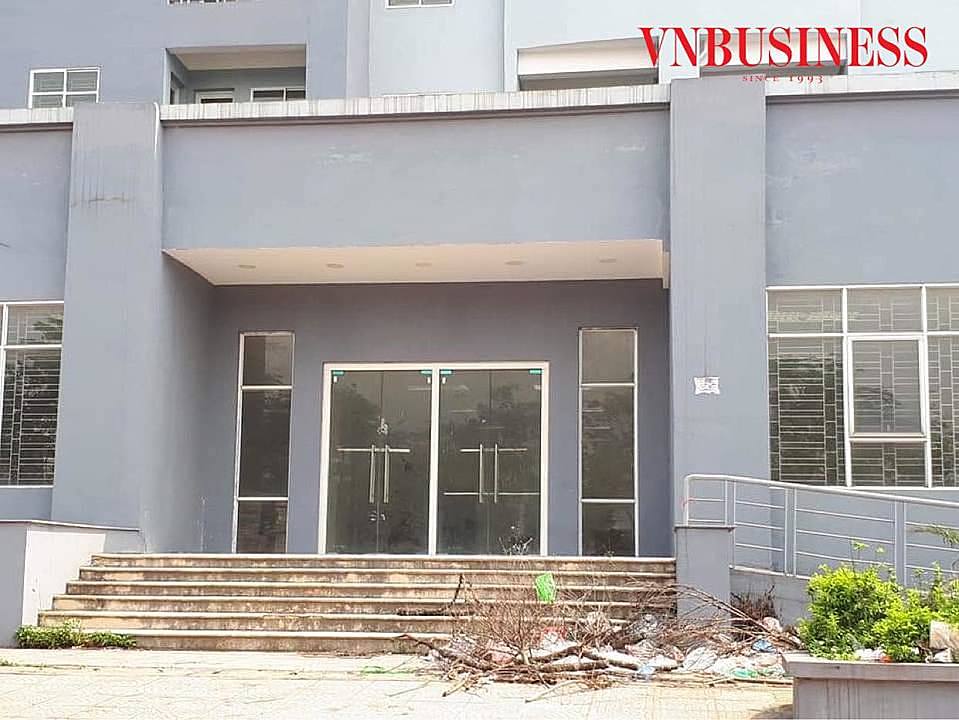 Do không có người ở nên cửa chính ra vào vẫn bị khoá, rác và cỏ xen lẫn ở lối đi. Phía ngoài tường đã bắt đầu bong tróc và mọc rêu.