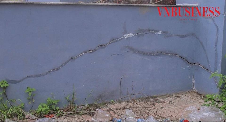 Dưới chân toà nhà đã xuất hiện nhiều vết nứt lớn. Theo bảo vệ ở đây, 1 toà nhà được