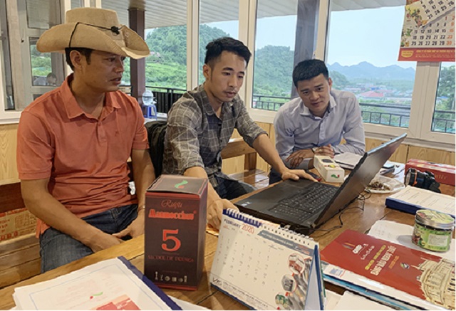 Giám đốc HTX Dịch vụ phát triển nông nghiệp 19/5 Mai Đức Thịnh cùng đơn vị thiết kế cải tiến bao bì cho các sản phẩm.