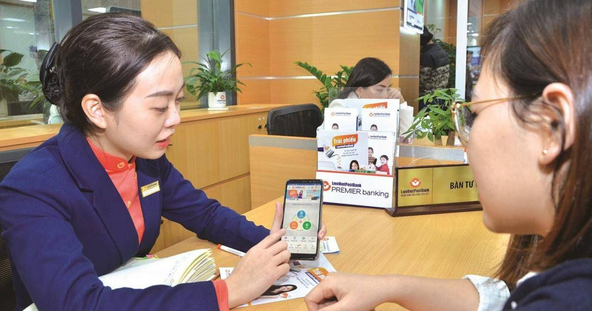 Việc miễn, giảm phí dịch vụ có thể giúp các ngân hàng thu hút thêm nhiều khách hàng mới, cùng với đó, góp phần thực hiện mục tiêu thanh toán không dùng tiền. (Ảnh: Int).