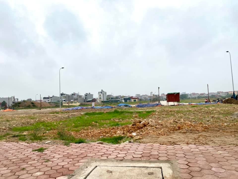 Thị trường BĐS tháng 4 có dấu hiệu hạ nhiệt cả ở đất nền và chung cư.