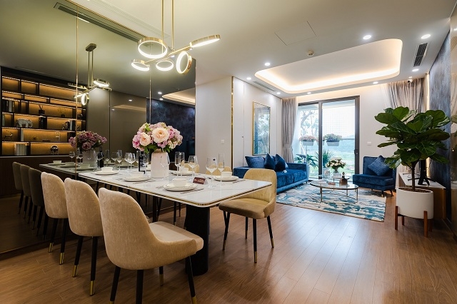 Phòng khách và phòng ăn được thiết kế liên thông, sở hữu không gian thoáng sáng khi kết nối trực tiếp với logia