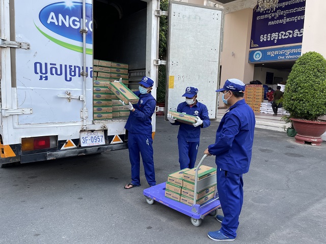 Công tác giao nhận sữa cho chính quyền Phnom Penh được nhà máy Angkormilk thực hiện cẩn trọng tuyệt đối theo qui định phòng dịch Covid-19.