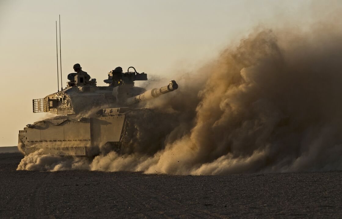 Challenger 2 (Vương quốc Anh) Challenger 2 đã được quân đội Anh cũng như Oman đưa vào phục vụ từ năm 1998. Được thiết kế bởi BAE Systems, với trọng lượng 64 tấn, nó có kích thước chỉ hơn 8 mét (bao gồm cả thùng). Xe tăng này có thể chở 4 binh sĩ cũng như 50 quả đạn pháo 120mm. Tầm nhìn của xạ thủ được cải thiện nhờ hệ thống quang điện tử do Thalès phát triển, có tầm bắn từ 200 mét đến 10 km. Giá thành của mỗi chiếc xe tăng này lên tới 4,2 triệu bảng Anh.