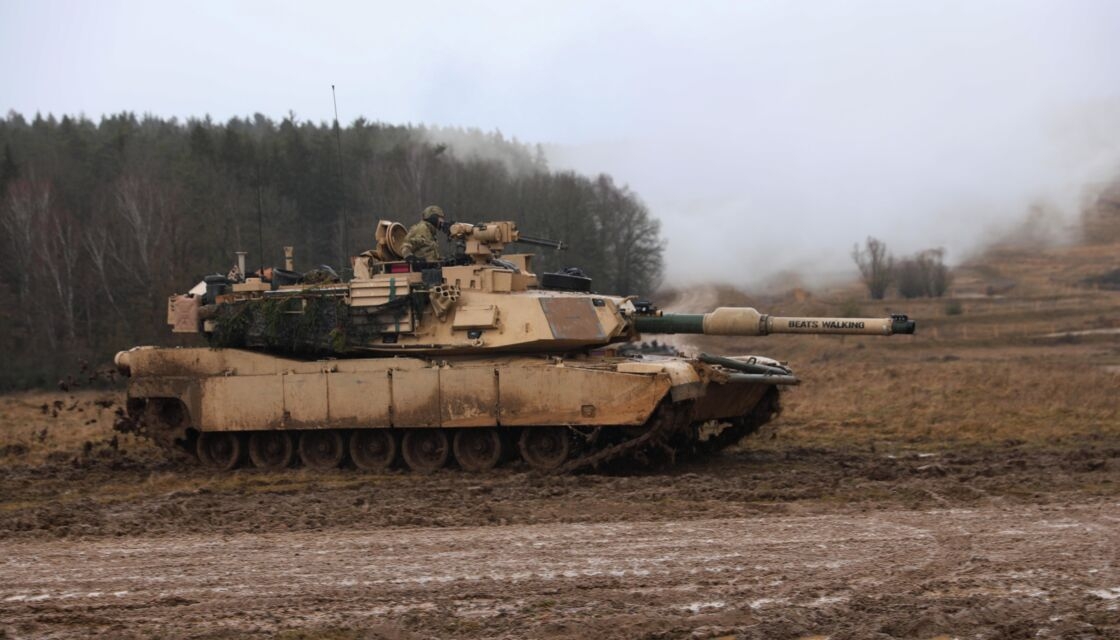 Abrams M1A2 (Hoa Kỳ) Kế thừa M1A1, xe tăng Abrams M1A2 dự kiến ​​sẽ được đưa vào sử dụng sau năm 2050. Nặng 62 tấn, có tầm hoạt động 426 km với tốc độ tối đa 66 km/h. Được thiết kế bởi General Dynamics Land Systems, nó mang theo một chỉ huy xe tăng, lái xe, pháo thủ và người nạp đạn. Pháo chính 120mm của nó được đi kèm với hai súng máy 7,62mm và một súng máy khác cỡ nòng 50. Về khả năng bảo vệ, M1A2 được tích hợp lớp giáp composite hạng nặng bên ngoài cũng như lớp giáp thép uranium siêu hiếm vì chất này đã cạn kiệt. Người lái xe cũng có một hình ảnh nhiệt để cải thiện tầm nhìn ban đêm. Cơ quan kiểm toán của Quốc hội Hoa Kỳ ước tính chi phí cho mỗi chiếc xe tăng này là 12,5 triệu đô la.