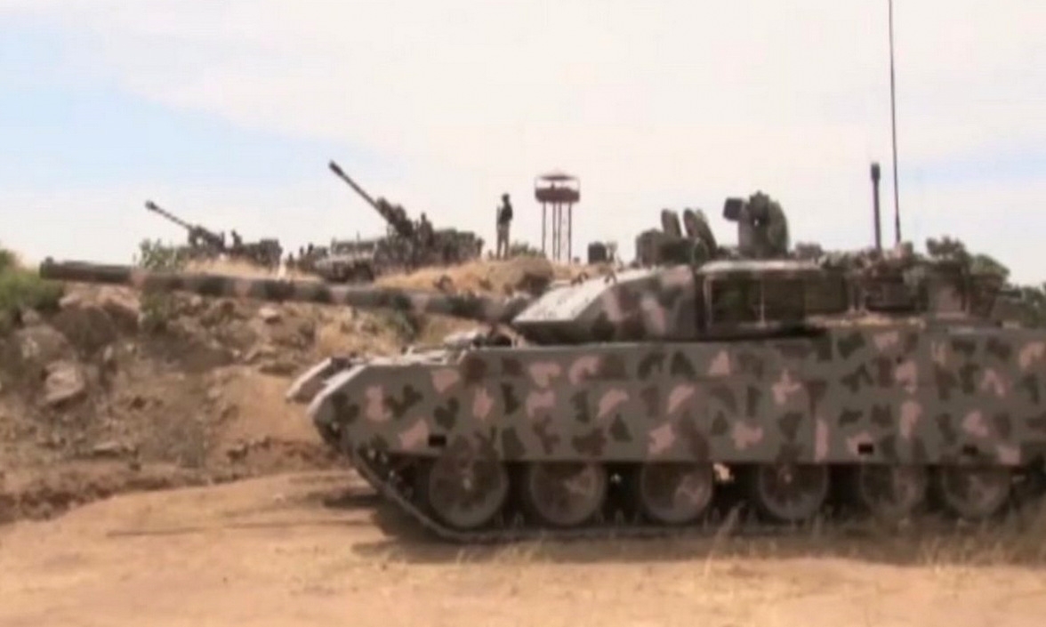 VT-4 (Trung Quốc) Xe tăng chiến đấu thế hệ thứ ba, VT-4 được phát triển bởi nhà công nghiệp Norinco. Chủ yếu dành cho mục đích xuất khẩu, nó đã được đưa vào vận hành lần đầu tiên vào năm 2017 bởi quân đội Thái Lan. Nó được trang bị giáp composite cũng như giáp phản ứng nổ. Pháo 125mm của nó có thể bắn đạn HEAT (dùng để xuyên giáp xe tăng) và tên lửa dẫn đường với tầm bắn 5 km. Đi kèm với nó là một khẩu súng máy hạng nặng 12,7mm. Chiếc xe bọc thép nặng 52 tấn này có thể chứa ba thành viên kíp lái - một chỉ huy xe tăng, một lính pháo binh và một lái xe. VT-4 được hưởng lợi từ hệ thống bảo vệ chủ động (APS) trên mỗi bức tường của nó, hệ thống này phát hiện đường đạn bắn theo hướng của xe tăng trong bán kính 100 mét trước khi bắn đạn pháo phòng thủ và tránh va chạm. Ngoài Thái Lan, Trung Quốc cũng đã chuyển giao VT-4 cho Pakistan cũng như Nigeria. Giá của mỗi chiếc VT-4 lên tới 4,9 triệu đô la.