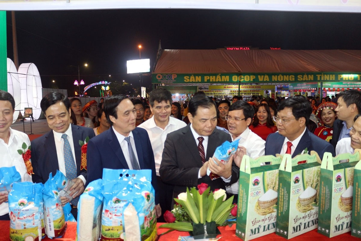 Sản phẩm gạo nếp Gà gáy Mỹ Lung tham gia các hội chợ thương mại trong và ngoài địa phương tổ chức.