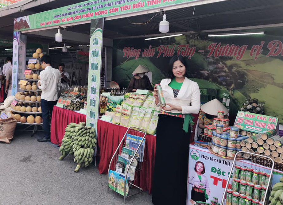 HTX thịt chua Thanh Sơn thu hút đông đảo lao động là người dân tộc Mường.