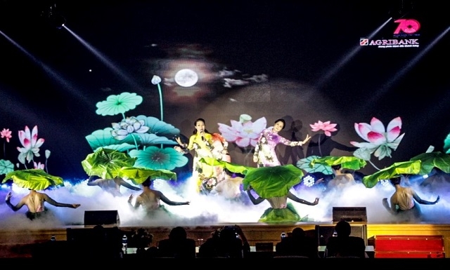 Những tác phẩm nghệ thuật đậm đà tình yêu quê hương đất nước và mang dấu ấn dân tộc, dấu ấn vùng miền, khát vọng vì một Việt Nam hùng cường… đã được những người nghệ sĩ không chuyên Agribank chuyển tải đến khán giả bằng tất cả trái tim và tâm hồn.