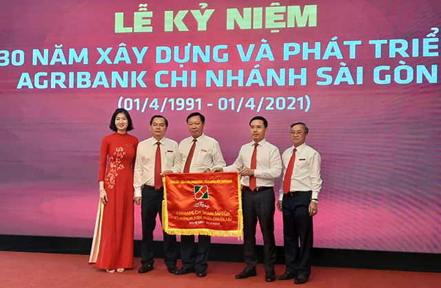 Ông Phạm Đức Ấn, Bí Thư Đảng ủy, Chủ tịch HĐTV Agribank tặng cờ cho Agribank chi nhánh Sài Gòn