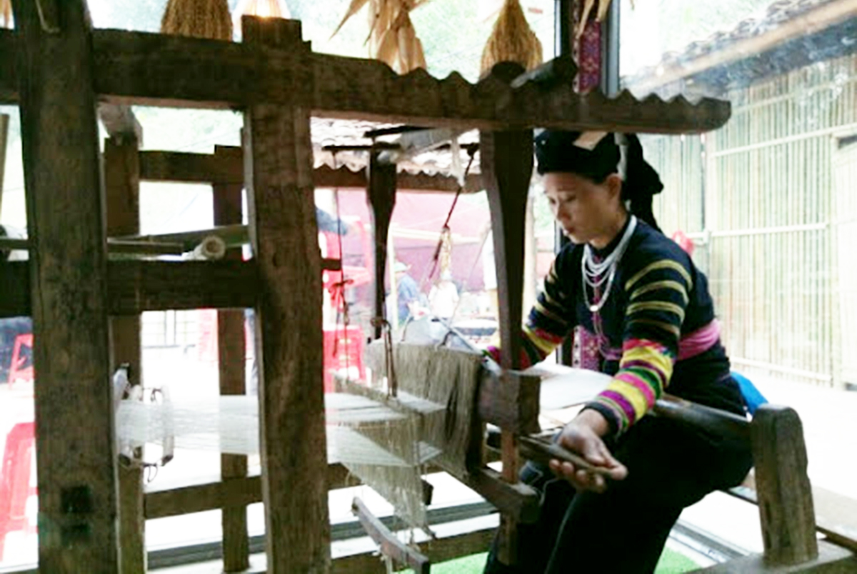 Nghề dệt truyền thống ở Khuổi Khon có nhiều tiềm năng để phát triển du lịch cộng đồng.