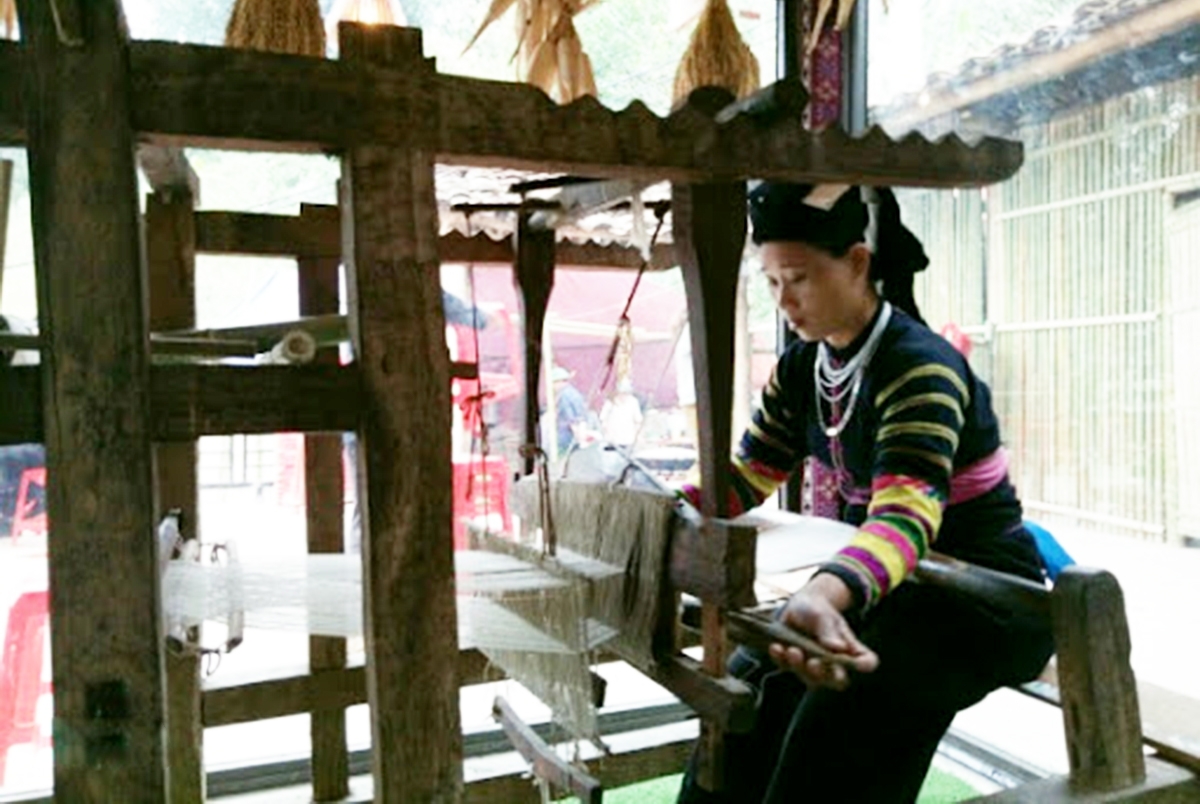 Nghề dệt truyền thống ở Khuổi Khon có nhiều tiềm năng để phát triển du lịch cộng đồng.