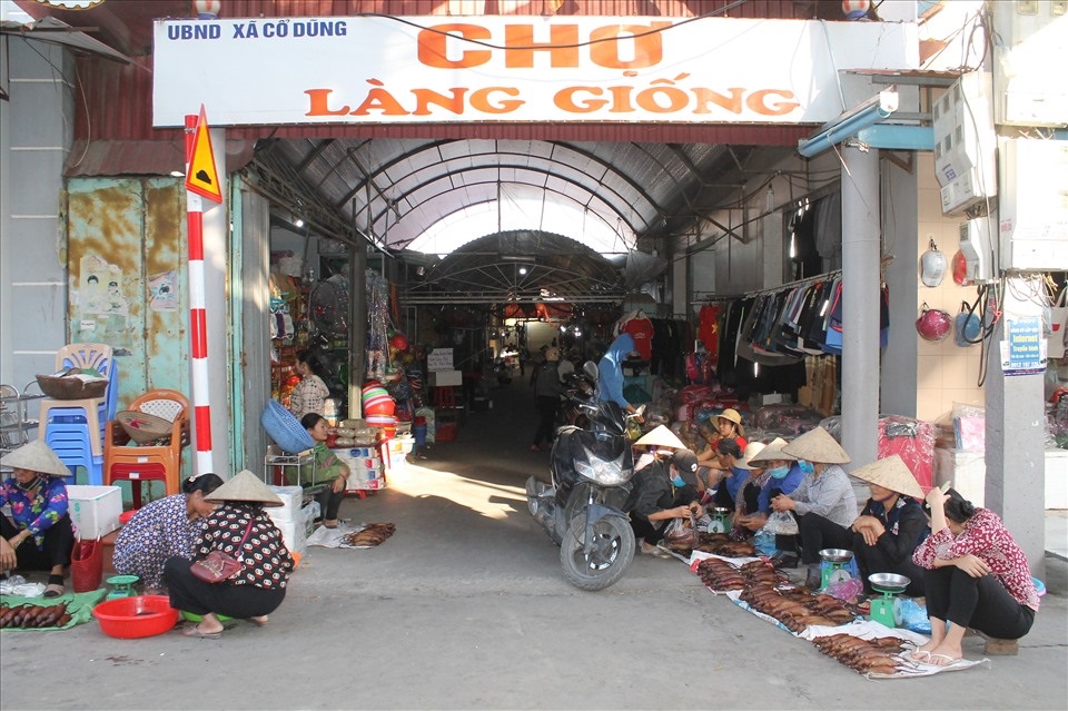 Một lối cổng vào khu chợ mới do HTX Cổ Dũng đầu tư.