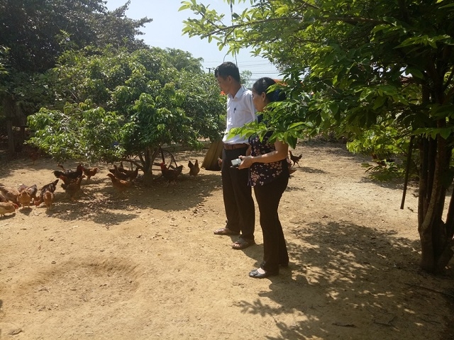 Cán bộ Agribank luôn đồng hành cùng khách hàng trên từng chặng đường.