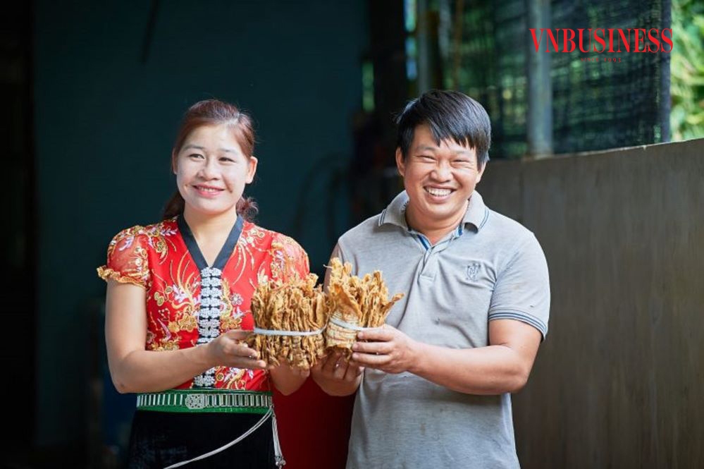 Chị Lò Thị Nguyễn và sản phẩm măng tre.