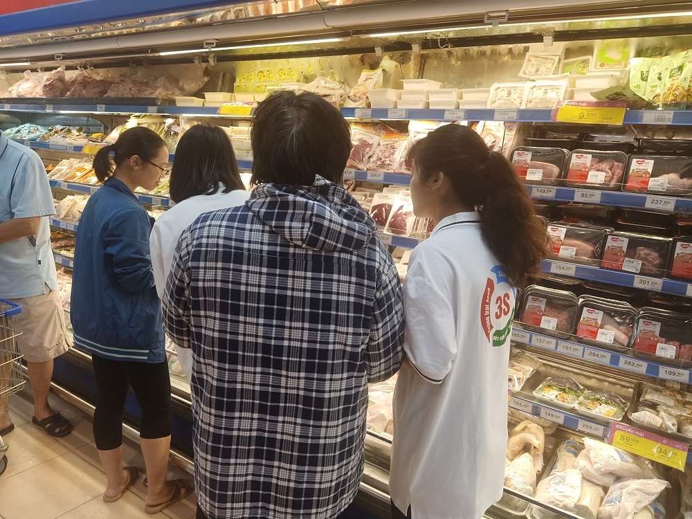 Tuy khó khăn vì dịch Covid-19 nhưng việc đưa hàng vào siêu thị vẫn được HTX Tín Nhiệm duy trì.