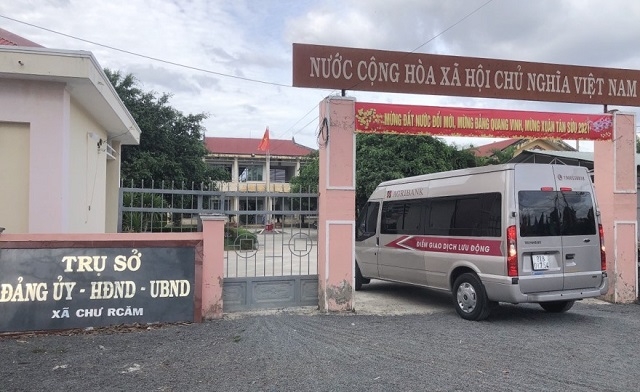 Những chuyến xe ngân hàng lưu động Agribank đến với khách hàng qua trụ sở UBND xã.