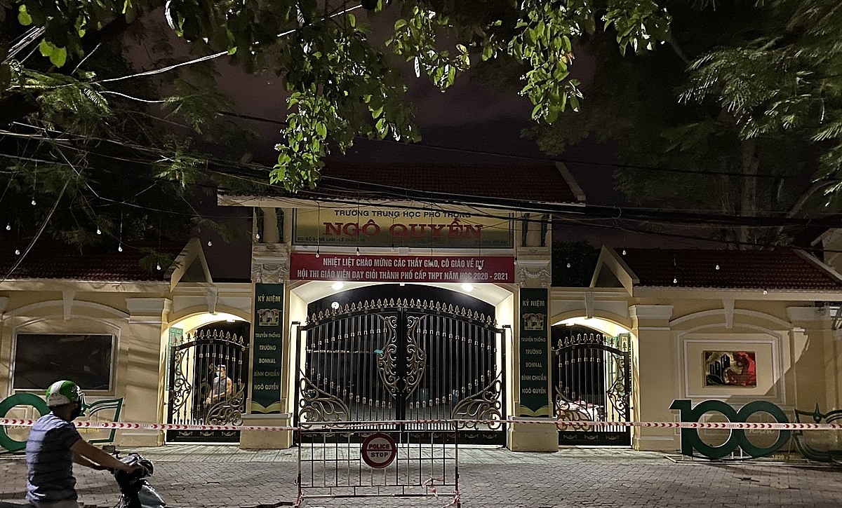 Trường THPT Ngô Quyền nơi cô N công tác đã được phong tỏa ngay trong đêm.