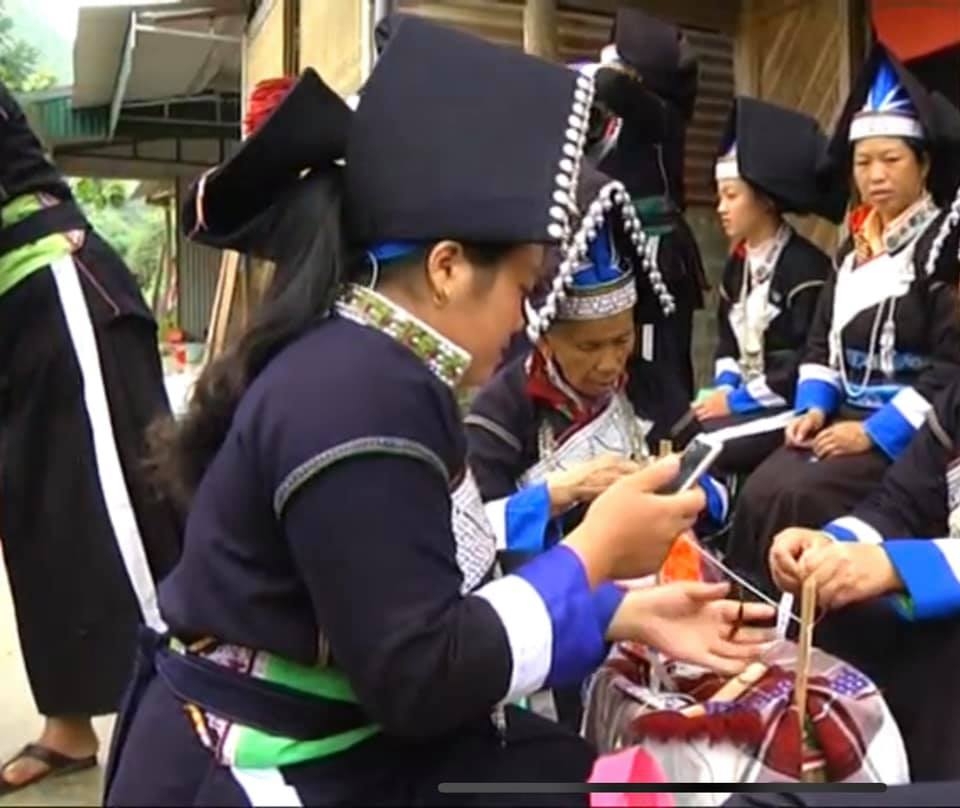 Để gìn giữ trang phục truyền thống, các nghệ nhân đã tổ chức các lớp hướng dẫn thế hệ trẻ.