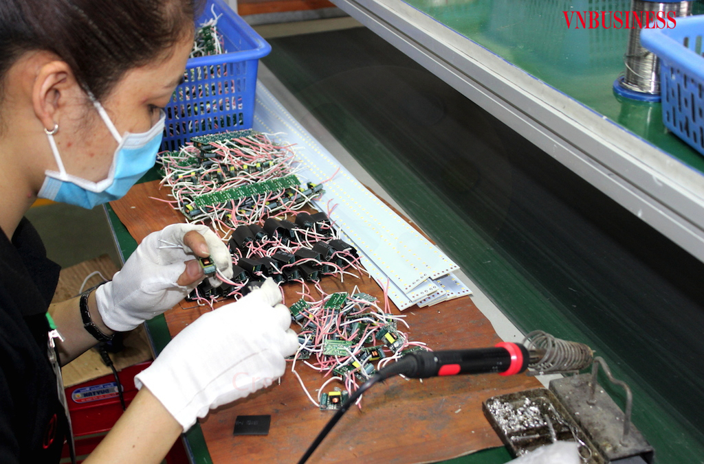 Sản xuất linh phụ kiện với chi phí cao sẽ khiến cho sản phẩm của DN nội địa khó cạnh tranh ngay trên sân nhà.