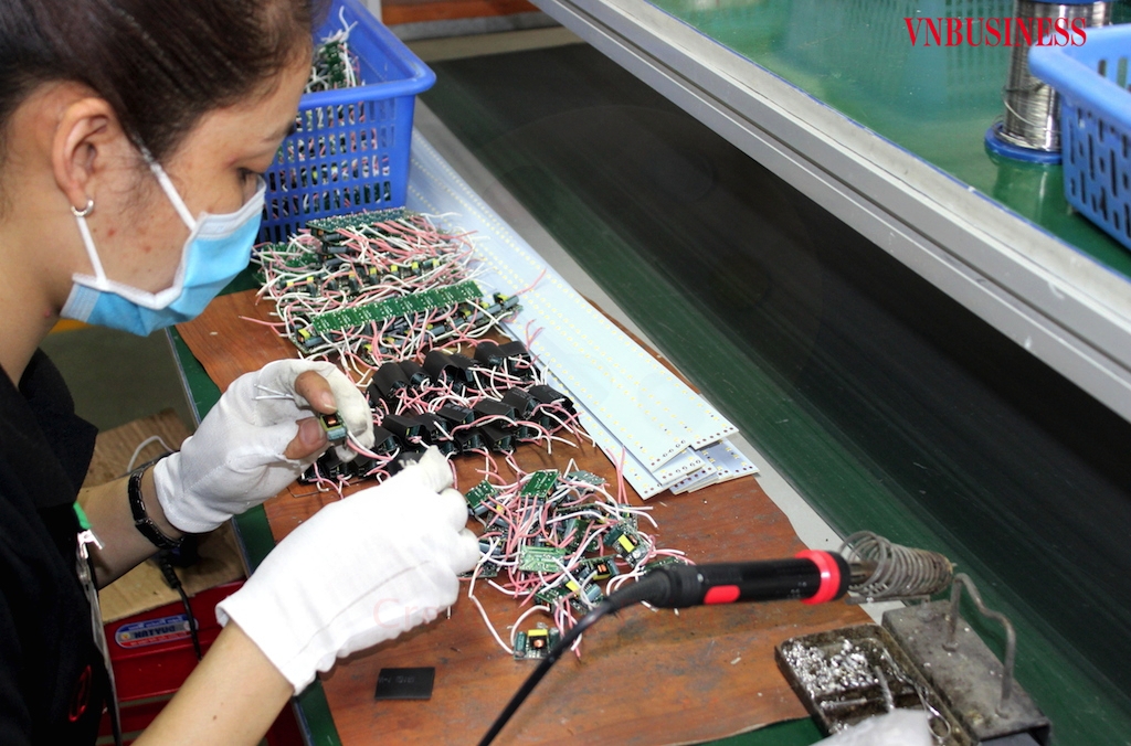 Sản xuất linh phụ kiện với chi phí cao sẽ khiến cho sản phẩm của DN nội địa khó cạnh tranh ngay trên sân nhà.