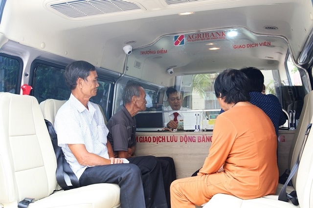 Agribank tạo thuận lợi tối đa để người dân kể cả vùng sâu, vùng xa, khu vực kinh tế khó khăn dễ dàng tiếp cận vốn vay và dịch vụ ngân hàng, nhất là đáp ứng nhu cầu phục vụ đời sống sinh hoạt khu vực nông nghiệp, nông thôn