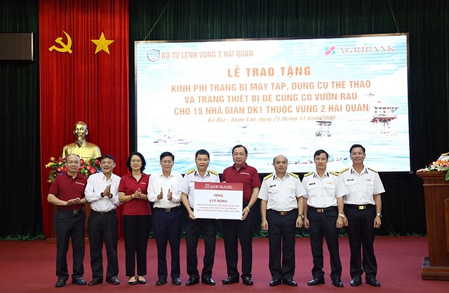 Lễ trao tặng kinh phí trang bị máy tập, dụng cụ thể thao cho Vùng 2 Hải quân