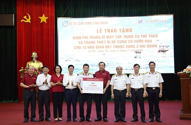Lễ trao tặng kinh phí trang bị máy tập, dụng cụ thể thao cho Vùng 2 Hải quân