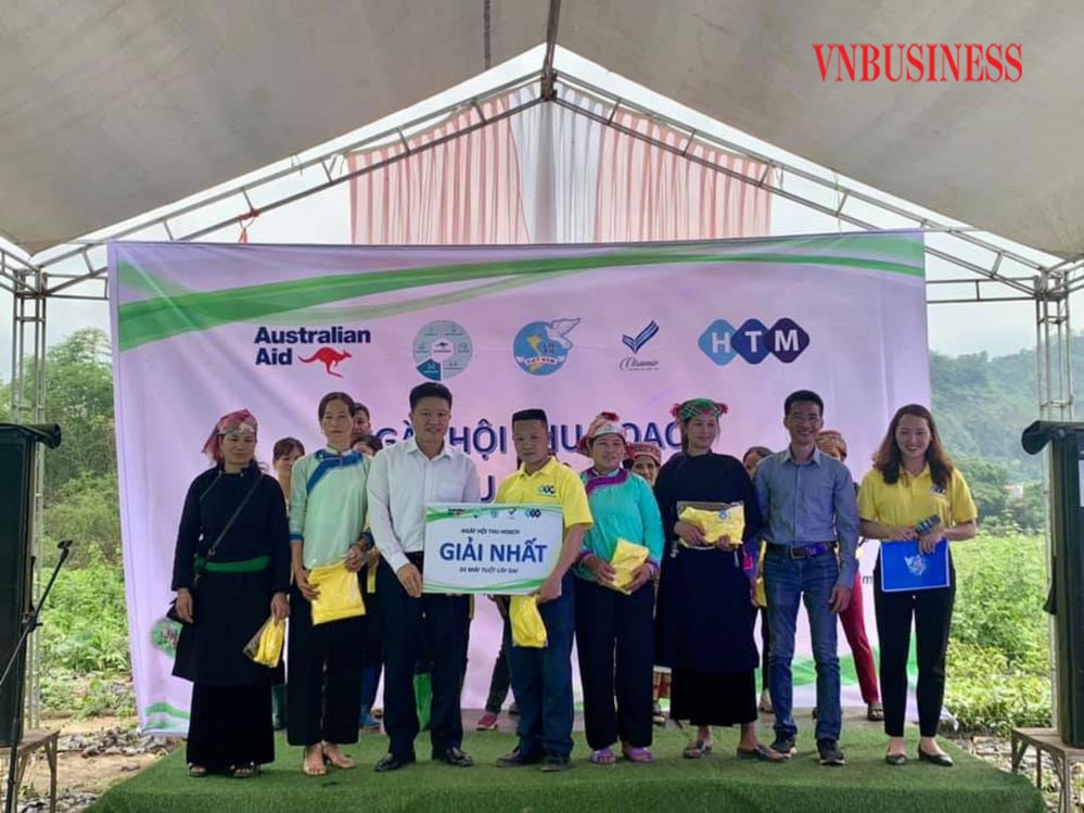 Trao giải thưởng cho nông dân trồng cây gai xanh xuất sắc ở huyện Văn Bàn.