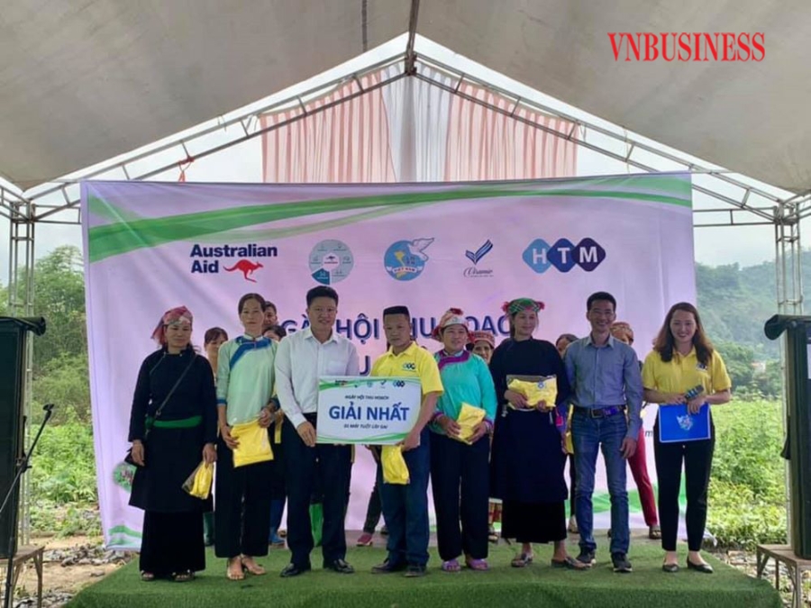 Trao giải thưởng cho nông dân trồng cây gai xanh xuất sắc ở huyện Văn Bàn.