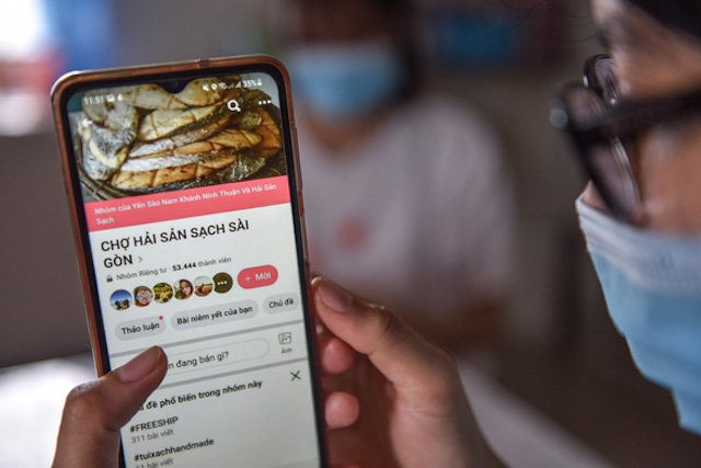 Dịch bệnh Covid-19 bùng phát, người tiêu dùng chuyển sang đi chợ online nhiều hơn. (Ảnh: Int)