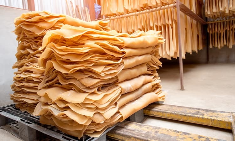 Thành phẩm mủ tờ cao su xông khói sau quá trình đầu tư chế biến.