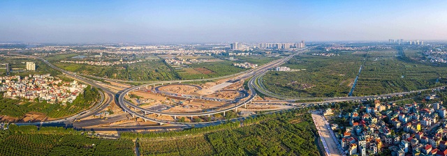 Hạ tầng giao thông liên tiếp được đầu tư để rút ngắn thời gian di chuyển cho cư dân Vinhomes Ocean Park. Trong năm 2021, đường gom huyện Gia Lâm và đoạn đấu nối đường cao tốc Hà Nội – Hải Phòng vào Khu đô thị, cầu vượt đường gom song hành qua trục đường Lý Thánh Tông (Đông Dư – Dương Xá cũ) dự kiến sẽ được triển khai