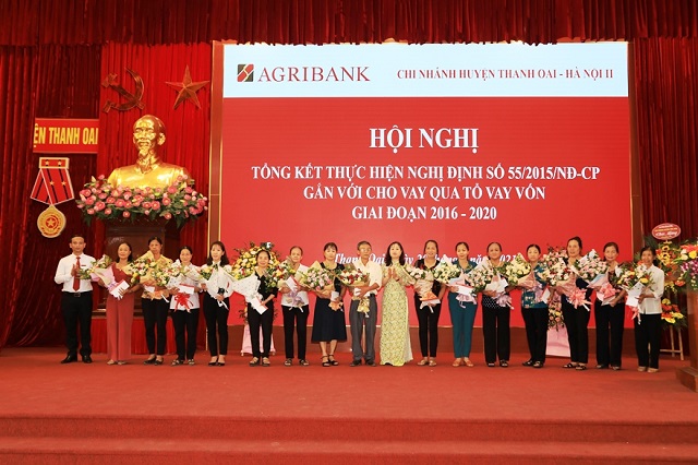 Khen thưởng các tổ trưởng tổ vay vốn có thành tích xuất sắc trong thi đua thực hiện chính sách tín dụng phục vụ phát triển nông nghiệp, nông thôn theo Nghị định 55 giai đoạn 2016-2020.