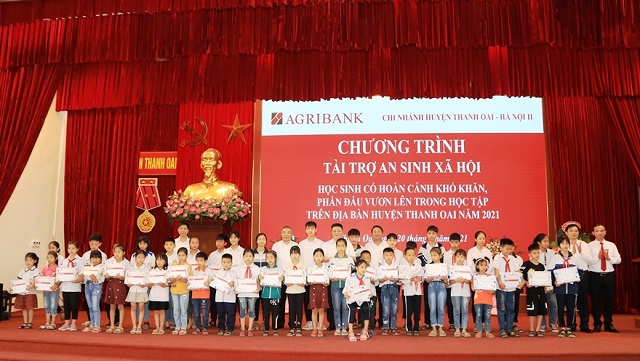 Agribank tặng quà cho các em học sinh có hoàn cảnh khó khăn, phấn đấu lên trong tập trên địa bàn huyện Thanh Oai.