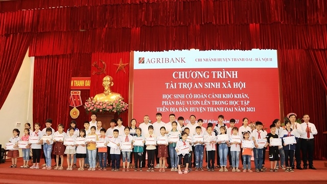 Agribank tặng quà cho các em học sinh có hoàn cảnh khó khăn, phấn đấu lên trong tập trên địa bàn huyện Thanh Oai.
