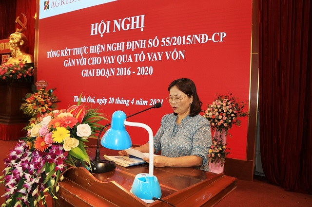 Chủ tịch Hội Liên hiệp Phụ nữ xã Phương Trung phát biểu ý kiến ​​tại Hội nghị.