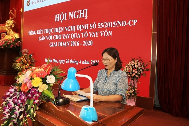 Chủ tịch Hội Liên hiệp Phụ nữ xã Phương Trung phát biểu ý kiến ​​tại Hội nghị.