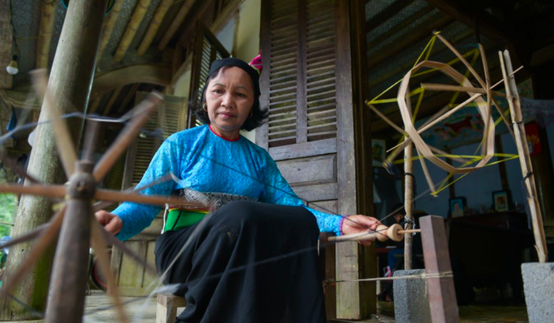 Tham gia vào Tổ hợp tác dệt thổ cẩm giúp nhiều chị em phụ nữ ở Mường Lát thoát nghèo.