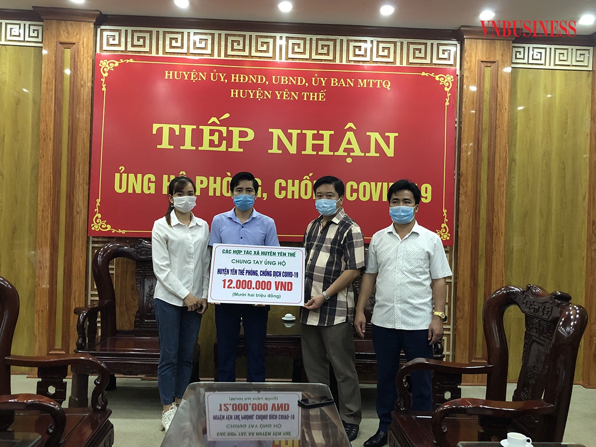 Đại diện Liên minh HTX tỉnh Bắc Giang chuyển tiền và hiện vật do các HTX trên địa bàn huyện Yên Thế ủng hộ cho Ủy ban MTTQ huyện Yên Thế.