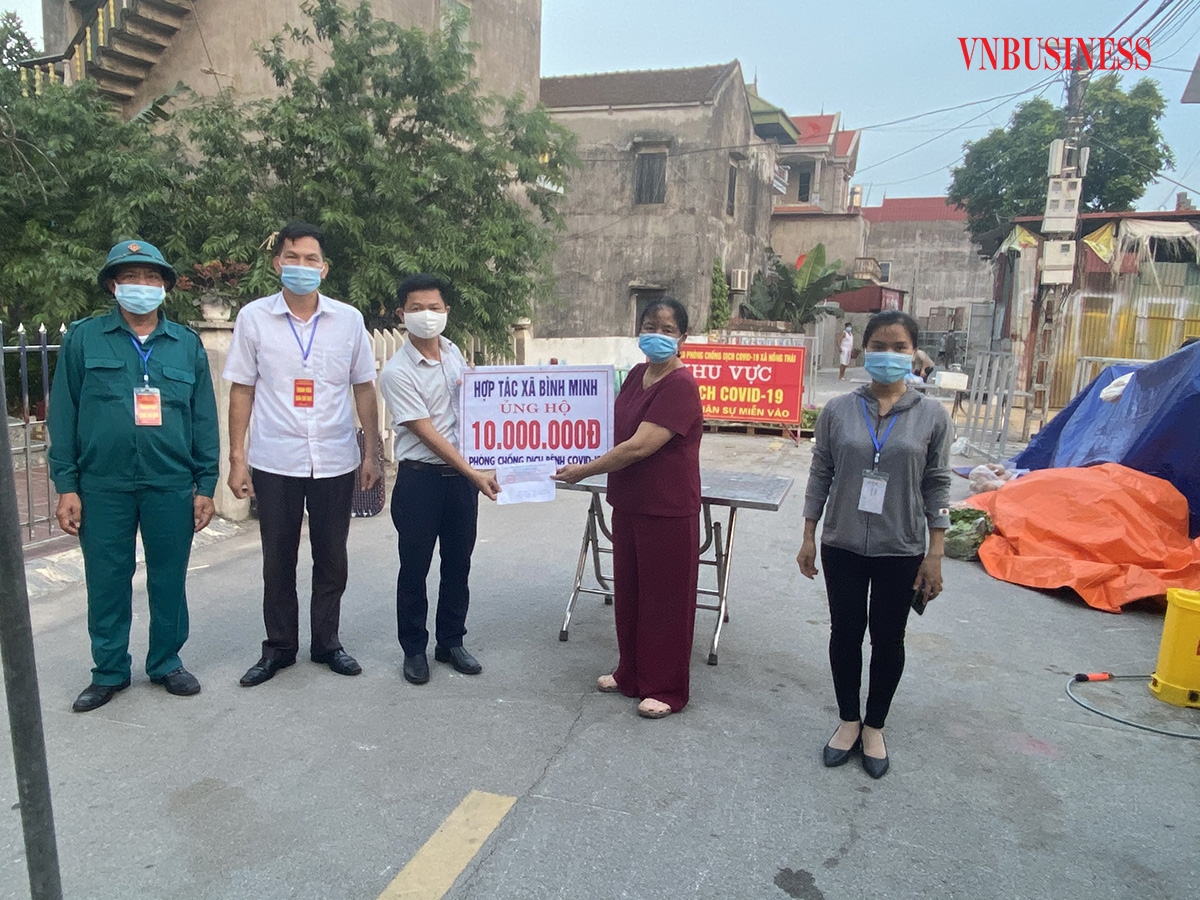 HTX Bình Minh, huyện Việt Yên ủng hộ 10 triệu tiền mặt và hiện vật cho chốt kiểm dịch.