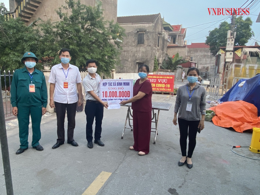 HTX Bình Minh, huyện Việt Yên ủng hộ 10 triệu tiền mặt và hiện vật cho chốt kiểm dịch.