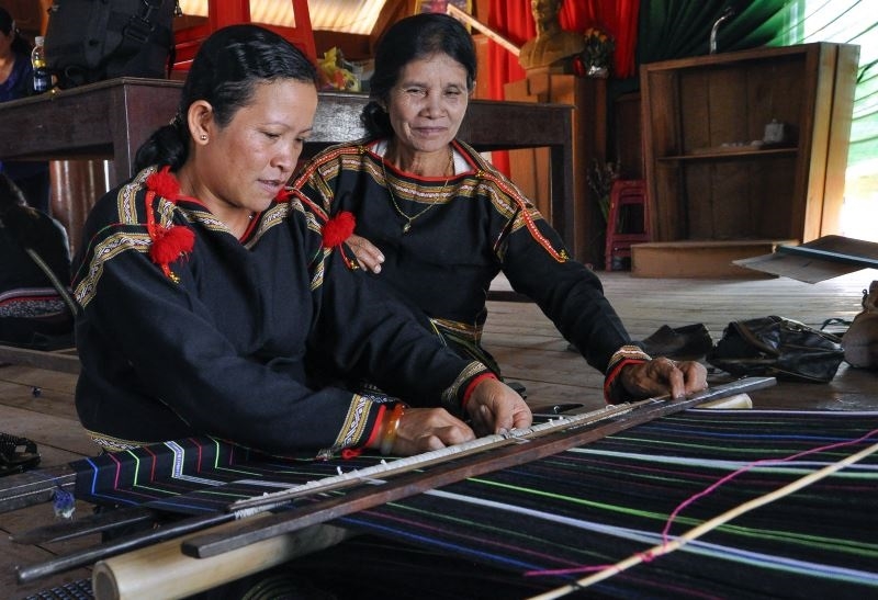 Truyền dạy nghề cho người dân là việc làm được THT buôn M’oa, xã cư Huê quan tâm.